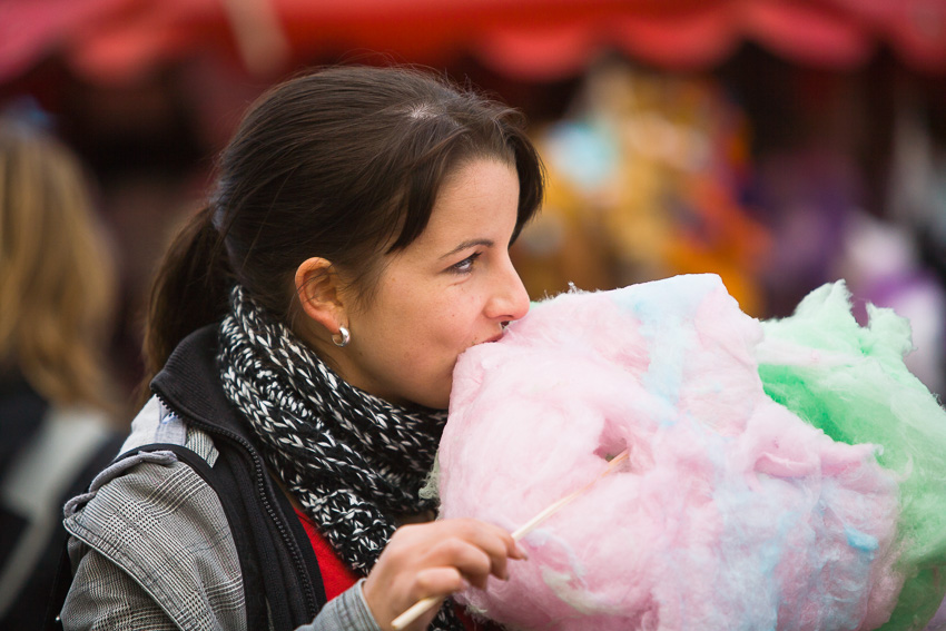Junge Frau mit Zuckerwatte