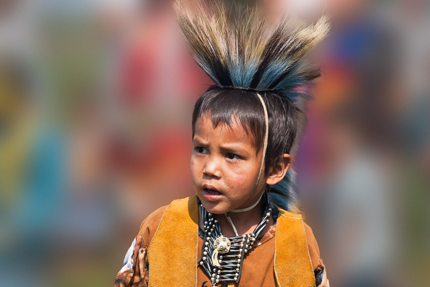 Kleiner Junge bei einem Pow Wow
