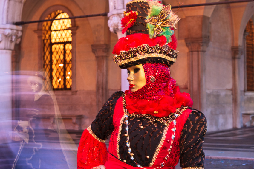 Maskierte Person beim Karneval in Venedig