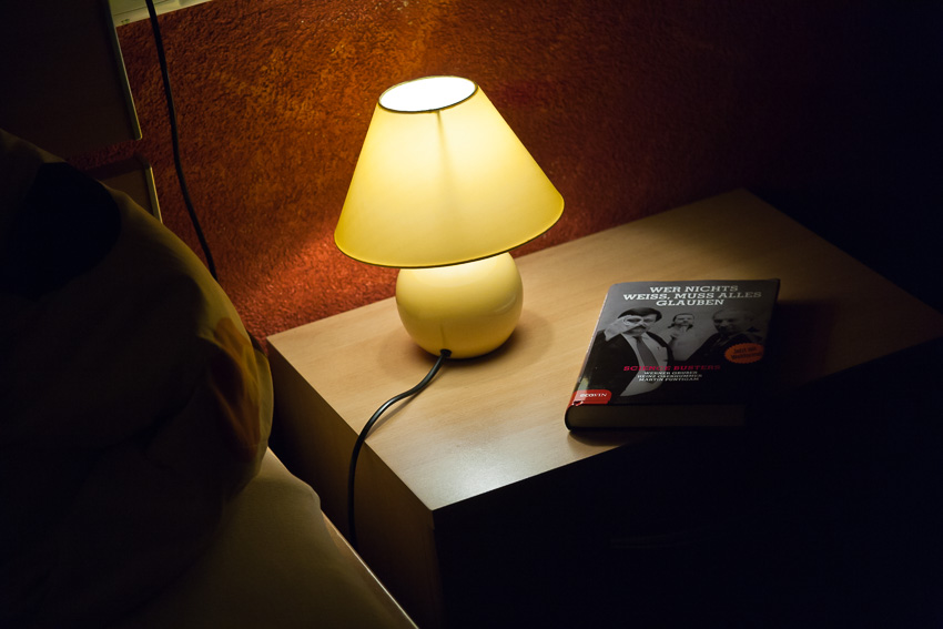 Lampe und Buch