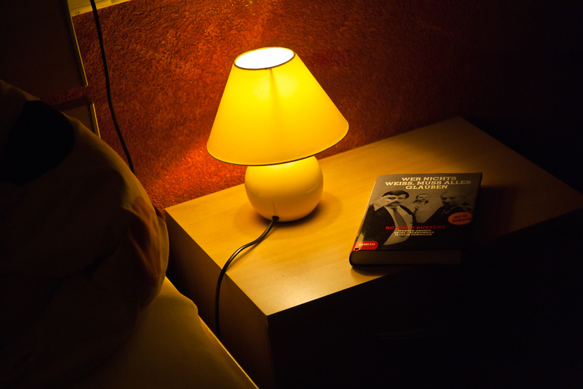 Lampe und buch