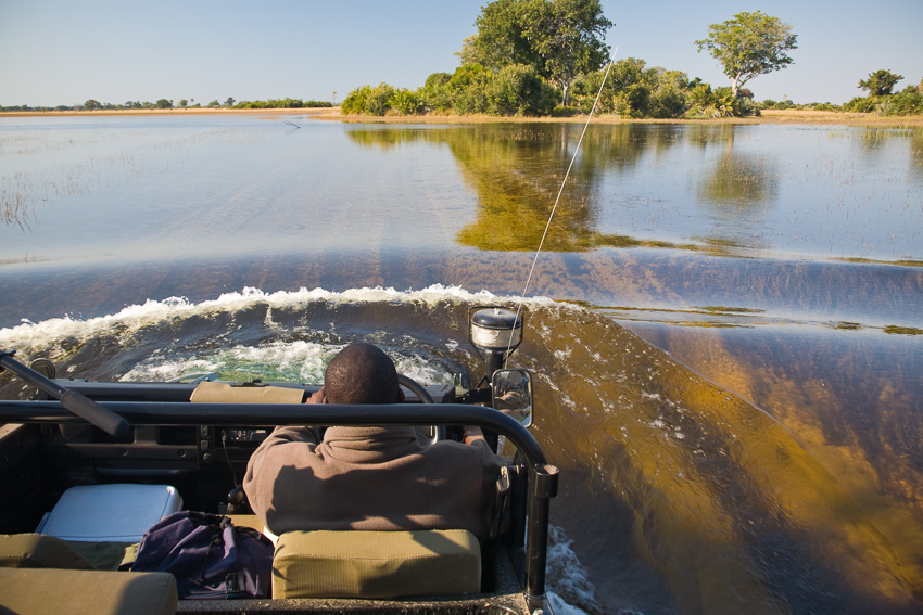 Fahrt durch das Okavango Delta
