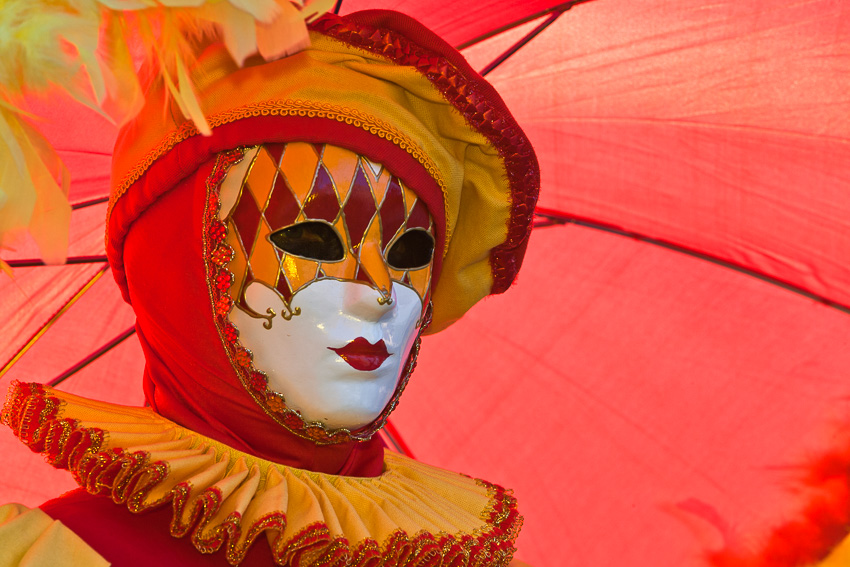 Kostümierte Person bei Karneval in Venedig